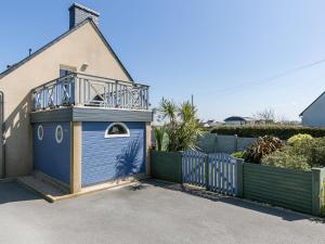 KerlouanにあるHoliday Home Penn an Aod - KER225 by Interhomeの青い扉と柵のある家