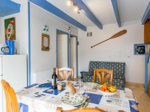 uma mesa de jantar com uma toalha de mesa azul e branca em Holiday Home Ty Kerveal - TEC210 by Interhome em Santec