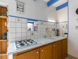 una cocina con estufa y fregadero en Holiday Home Ty Kerveal by Interhome, en Santec