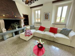 ein Wohnzimmer mit einer weißen Couch und einem Kamin in der Unterkunft Holiday Home Casa del Villaggio by Interhome in Baveno