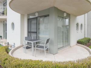 MispelburgにあるApartment Estepona by Interhomeの建物の前にパティオ(テーブル、椅子付)