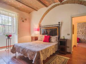 una camera da letto con un letto grande in una stanza di Apartment Fattoria Petraglia - Loggiato by Interhome a Monteriggioni