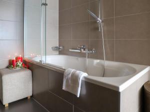 Phòng tắm tại Apartment La Terrasses C2-5 by Interhome
