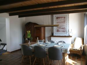SchoondijkeにあるHoliday Home Helmrich by Interhomeのダイニングルーム(テーブル、椅子付)
