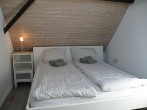 SchoondijkeにあるHoliday Home Helmrich by Interhomeの白いベッド(枕2つ付)