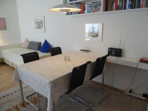 Cette chambre comprend une table, des chaises et un lit. dans l'établissement Apartment Sunnmatt Süd Wohnung 245 by Interhome, à Engelberg