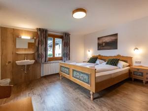 sypialnia z dużym łóżkiem i umywalką w obiekcie Holiday Home Haus Weickl by Interhome w Kaprunie