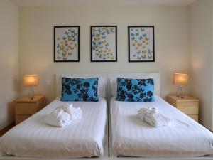 ein Schlafzimmer mit 2 Betten und Handtüchern darauf in der Unterkunft Apartment L'Esplanade A6-14 by Interhome in Montreux