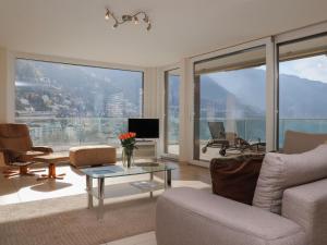 ein Wohnzimmer mit einem Sofa und einem Tisch in der Unterkunft Apartment L'Esplanade A6-14 by Interhome in Montreux
