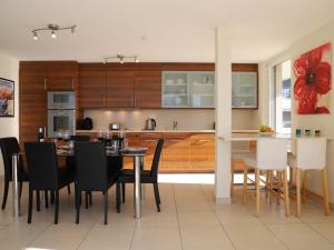 eine Küche und ein Esszimmer mit einem Tisch und Stühlen in der Unterkunft Apartment L'Esplanade A6-14 by Interhome in Montreux