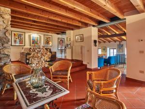 ein Wohnzimmer mit einem Tisch und Stühlen in der Unterkunft Holiday Home Casa Stella - Casa Susanne by Interhome in Spiazzi Di Caprino