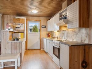 cocina con paredes de madera y suelo de madera en Holiday Home Hristijan - 300m to the inlet in The Liim Fiord by Interhome, en Løgstør