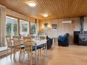 comedor con mesa y sillas en Holiday Home Hristijan - 300m to the inlet in The Liim Fiord by Interhome, en Løgstør