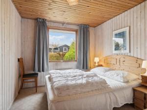 Un dormitorio con una cama grande y una ventana en Holiday Home Hristijan - 300m to the inlet in The Liim Fiord by Interhome, en Løgstør