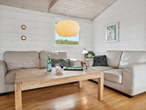 Posezení v ubytování Holiday Home Mahalia - 300m from the sea by Interhome