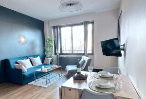 Posedenie v ubytovaní Stylish Apartment with a Balcony in Paris