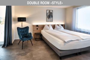 Rúm í herbergi á Hotel Bären Suhr