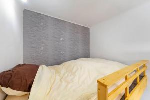 1 cama con marco de madera en una habitación en Swarz's Downtown Apartment, en Budapest