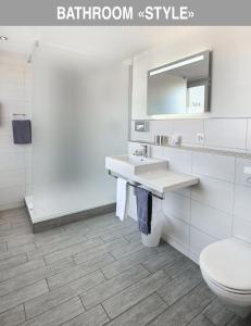 Baðherbergi á Hotel Bären Suhr