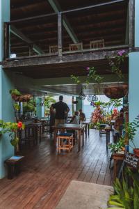 un homme assis à une table dans un restaurant dans l'établissement Bird Island Bungalows, à Bocas del Toro