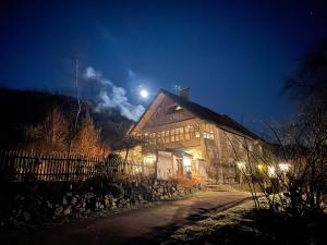 a barn at night with the moon in the sky at Großkandlerhaus in Unterdambach