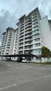 Bandar Indah的住宿－Sandakan Homestay IJM Condo 3R2B Serenity Lodge 明悦之居 - 7 Pax，一座大型建筑,前面有汽车停放