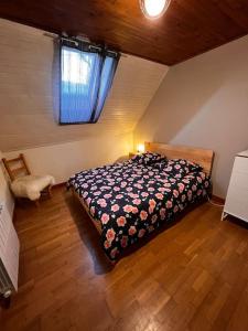 - une chambre avec un lit dans une pièce dotée d'une fenêtre dans l'établissement Blancs Vercors, appartement-gîte, à Lans-en-Vercors