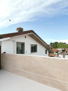 una casa blanca con una valla delante en Tabbihome Apartments - Costa dei Trabocchi, en Paglieta