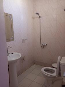 a bathroom with a toilet and a sink and a shower at Mamou hlm grang yoff in Dakar