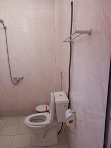 a bathroom with a toilet and a shower stall at Mamou hlm grang yoff in Dakar