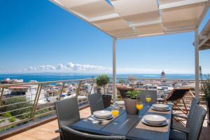 Una mesa en un balcón con vista al mar. en Orizontas Loft with Panoramic View, en Zakynthos