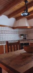 una cocina con una mesa de madera y una estufa en La Barrica, en Soo