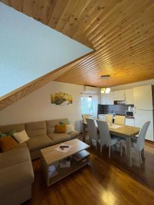 ein Wohnzimmer mit einem Sofa und einem Tisch in der Unterkunft House Leonarda in Grabovac