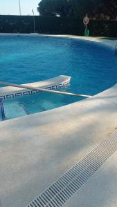 una piscina vacía con agua azul. en Casa Alma, en Campano