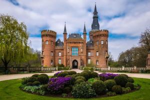 a castle with a garden in front of it at Ferienwohnung-Am-Sternbusch in Hau