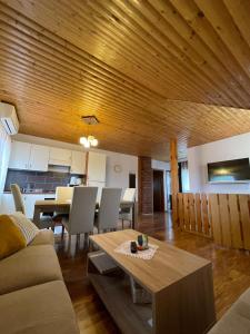 een woonkamer met een bank en een tafel bij House Leonarda in Grabovac