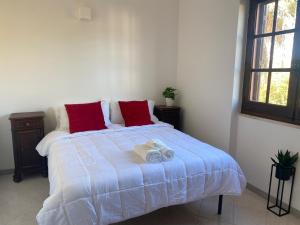 Postel nebo postele na pokoji v ubytování Lovely home 5 min walk to the beach, 3 bedrooms ample outdoor relax and WIFI