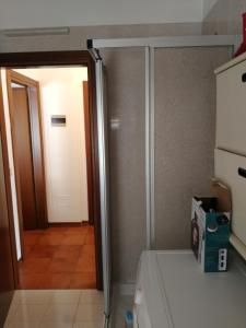 łazienka z toaletą i drzwi do korytarza w obiekcie APP Angela - Ardaro 2 w mieście Riva del Garda