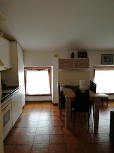 una cucina e una sala da pranzo con tavolo e sedie di APP Angela - Ardaro 2 a Riva del Garda