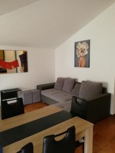 salon z kanapą i stołem w obiekcie APP Angela - Ardaro 2 w mieście Riva del Garda