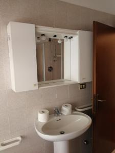łazienka z białą umywalką i szafką w obiekcie APP Angela - Ardaro 2 w mieście Riva del Garda