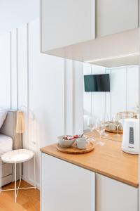 eine Küche mit einem Tisch mit Schüsseln und Weingläsern in der Unterkunft City Residences in Dubrovnik