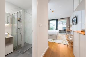 ein Badezimmer mit Dusche und ein Bett in einem Zimmer in der Unterkunft City Residences in Dubrovnik + 58 Fotos