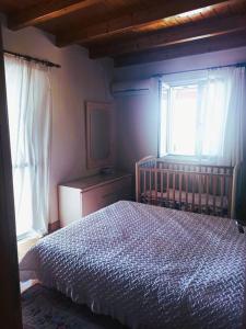 Schlafzimmer mit einem Bett und einem Fenster in der Unterkunft Cottage in Greek nature in Pýrgos