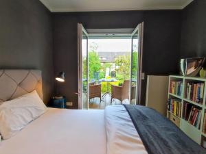 une chambre avec un lit et une étagère dans l'établissement Zen Apartment - spacious - garden - kitchen, à Karlsruhe