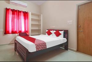 1 dormitorio con cama y ventana roja en Walk Inn hotel gachibowli, en Hyderabad