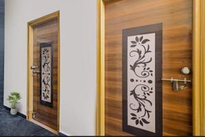 una puerta de madera con un diseño en blanco y negro en Walk Inn hotel gachibowli, en Hyderabad