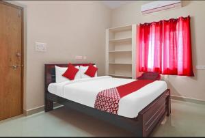 1 dormitorio con 1 cama grande y cortinas rojas en Walk Inn hotel gachibowli, en Hyderabad