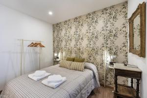 Dormitorio pequeño con cama y espejo en Higuera's Home en La Zubia