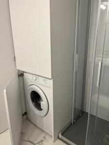 pralka i suszarka w łazience ze szklaną ścianą w obiekcie Bonito apartamento w Marbelli